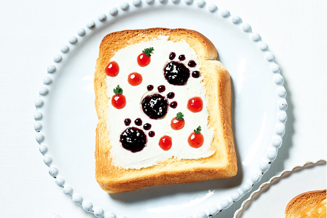 キュートな足あと柄