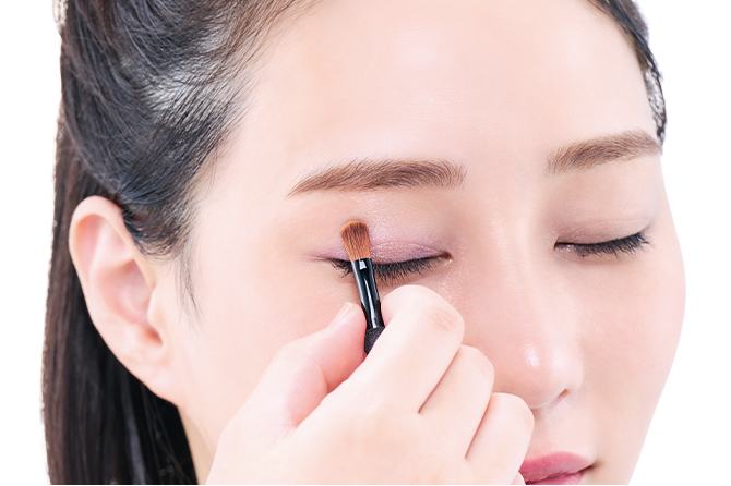 目もとにピタッと密着して、自然な発色