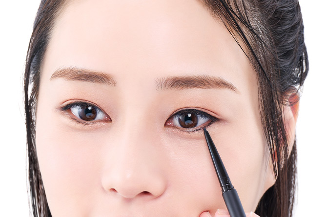 なめらかに高密着してぼんやり目もとを立て直す