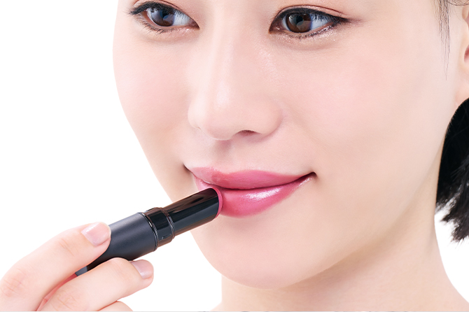 ほんのりつやのあるセミマットな唇に